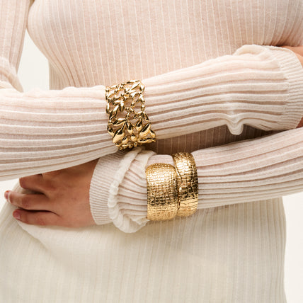 Goldfarbenes Olea-Armband im Manschettenstil