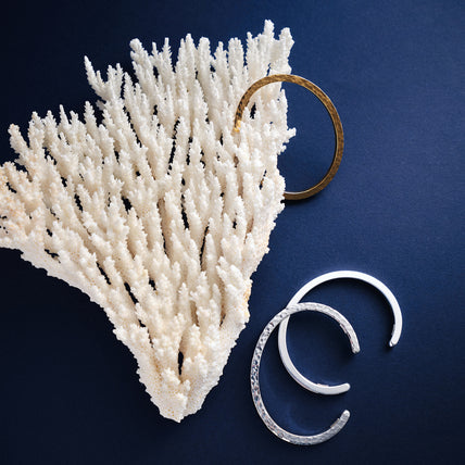 Pulsera Eliot martillada dorada