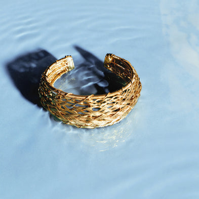 Pulsera tipo manguito Izzia Filea dorada