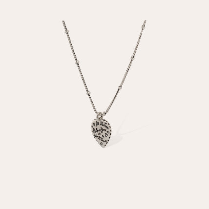 Collar con forma de corazón plateado