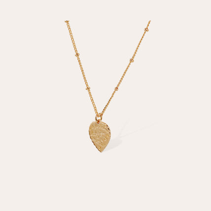 Collar con corazón dorado