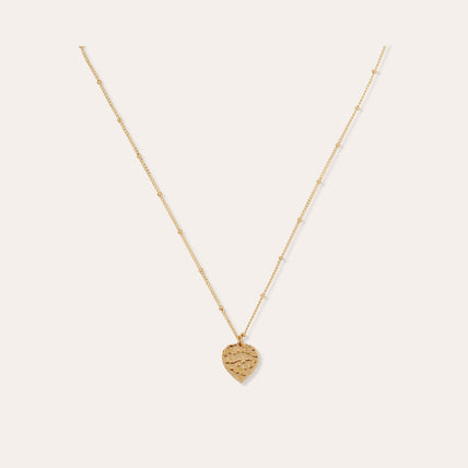 Collar con corazón dorado