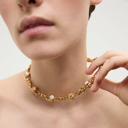 Collar « Amarante » con cabujones dorados - Nácar blanco y madera