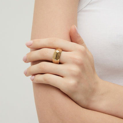 Anillo Mila con pedrería dorada