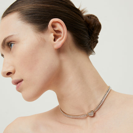 Collar con lentejuelas en forma de corazón dorado