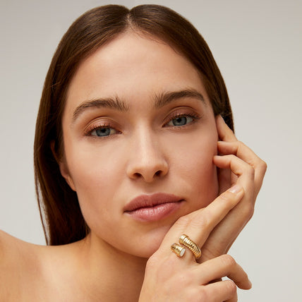 Goldfarbener Antigone-Ring – weißes Perlmutt