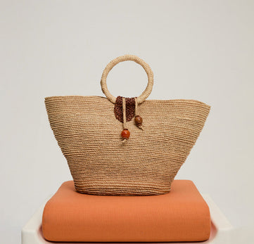 Raffia and Madagascar: craftsmanship Between Two Continents