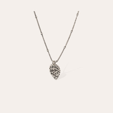 Collar con forma de corazón plateado