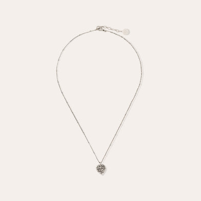 Collar con forma de corazón plateado