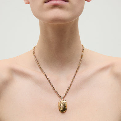 Collar de escarabajo dorado
