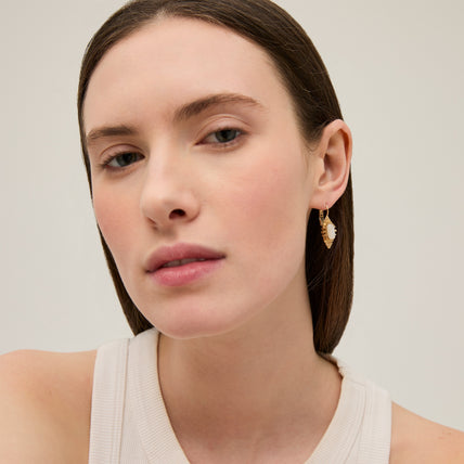 Boucles d'oreilles Serti Talisman  dorées - Nacre blanche
